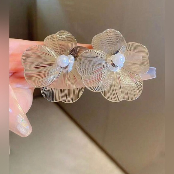 New silver flower stud earrings with faux pearl - Picture 3 of 4